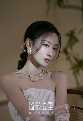 清淡无辜的“白开水”妆容